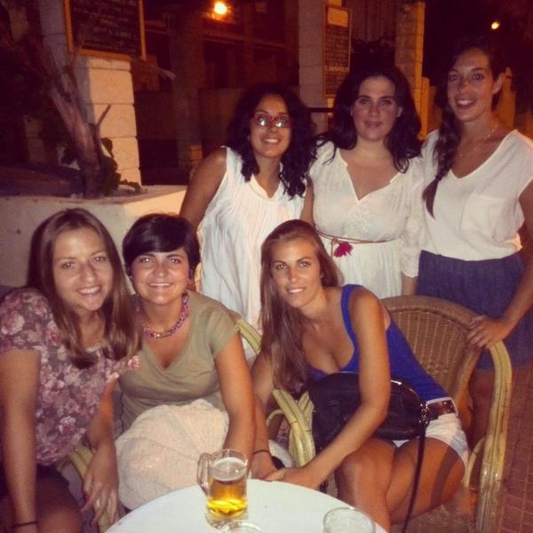EstefaniaBarea's tweet photo. Noche de amigas!!! @peroquediseuste @MiriamGranado @beamartin_1 @MAngelesRC @fitipaldinius http://t.co/RrW2M2R6sm