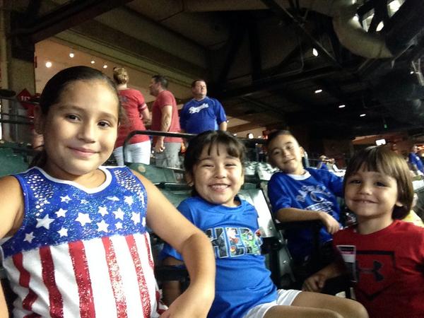 ELISSA_CISNEROS's tweet photo. Esperando el juego !! #GoDbacks http://t.co/a7hm7mnKxr