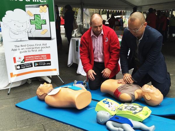 alvinquah_'s tweet photo. “@KerrynBenbow: @RedCrossAU Ambassador @alvinquah_ learning CPR #redcross100 http://t.co/JcBe9sDoXL” thx for having me. Very educational!