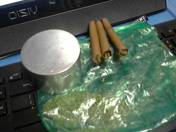 schmeme_g0d's tweet photo. Happy friday #SeattleGreen @PurpleThizzle @SpliffMeister http://t.co/VTW1kdNMOx