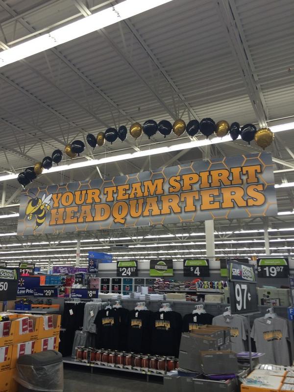 MoveEE_Forward's tweet image. Elsa Walmart showing their YellowJacket pride! #teamforward