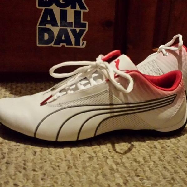 CasimiroEscobed's tweet image. New kicks | puma | drivers edition | 
#puma #driversedition #whiteshoes #redshoes #whiteandred #audi #audidriver ...