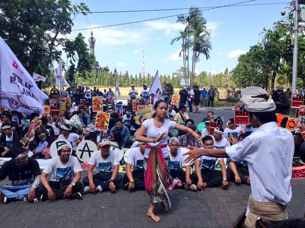 xRMBLx's tweet photo. Alkisah sepasang muda mudi di kerajaan Benoa. #kecak #BatalkanPerpres51th2014 #BaliTolakReklamasi http://t.co/3FkhGOcwdK