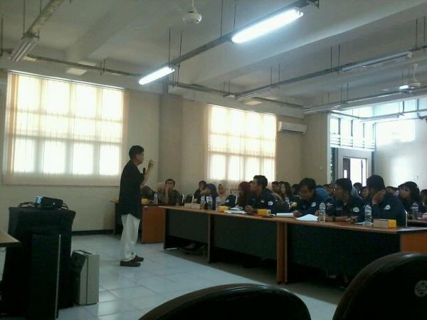 hmplITS's tweet photo. Suasana kunjungan dari PWK UGM http://t.co/Sc067SecU5