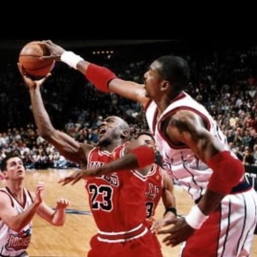 goldlegendzz's tweet photo. Hakeem Olajuwon "not today MJ" #basketball #BasketballReasons #NBASweets #NBA http://t.co/eVNw2xhsSq