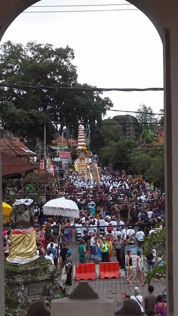 putusugiartini's tweet photo. Prosesi pengabenan di puri ubud gianayar bali arus padat http://t.co/VeneKsTBdx