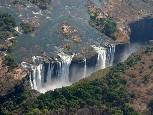 riboworld's tweet photo. Victoria Falls at the junction of Zimbabwe and Zambia. #Zimbabwe #Zambia #followback #f4f #rt #Victoria http://t.co/9sHpzJldL6