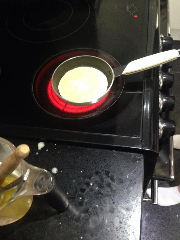 RyanMackay6's tweet photo. Rhea and Rachel decided to make Louis a pancake in this mini frying pan 🐶😂 http://t.co/s0wp5Q4ffB