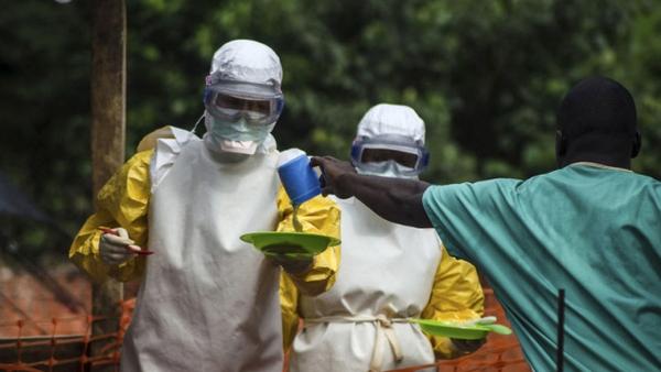 franceinter's tweet photo. #Ebola : l'OMS déclare l'épidémie "urgence de #santé mondiale" >> http://t.co/J0WndLdRnV http://t.co/IFOfX8d9pZ