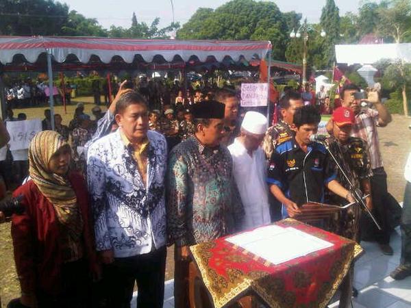 AboutCirebonID's tweet photo. #CirebonJepret : Penandatanganan Deklarasi Penolakan ISIS di Lap. Pataraksa Sumber. http://t.co/6J9TnGyoCq