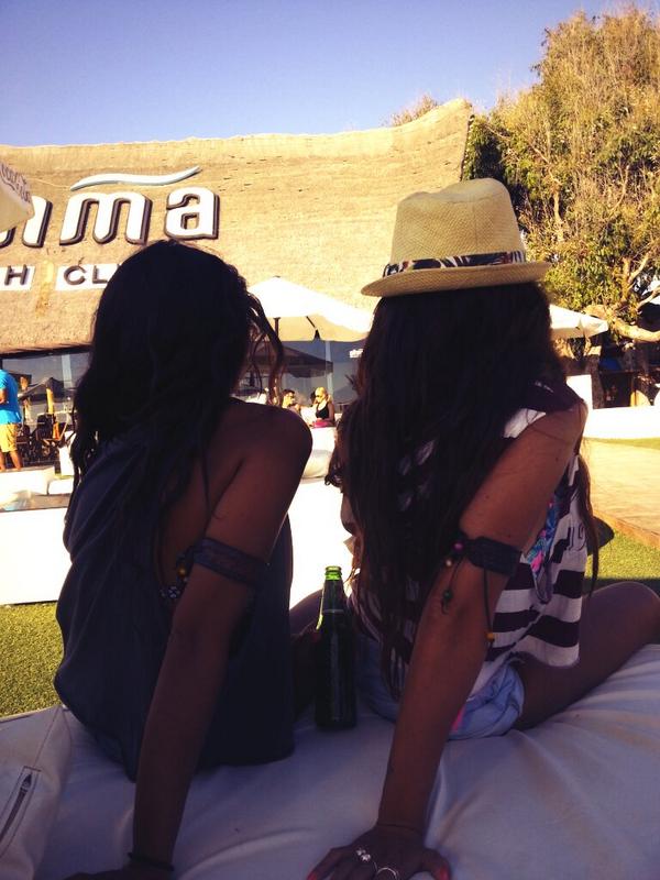 CalerYurena's tweet photo. Alhma beach club 😝 @olgalvrez http://t.co/NI5DiLVNDM
