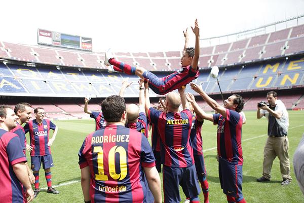 sport's tweet photo. ¿Jugar en el Camp Nou sin ser profesional? Ellos lo han logrado con Intel #LookInsideFCB Mira: http://t.co/6rNlLw1KfR http://t.co/BE1IfY6bs7