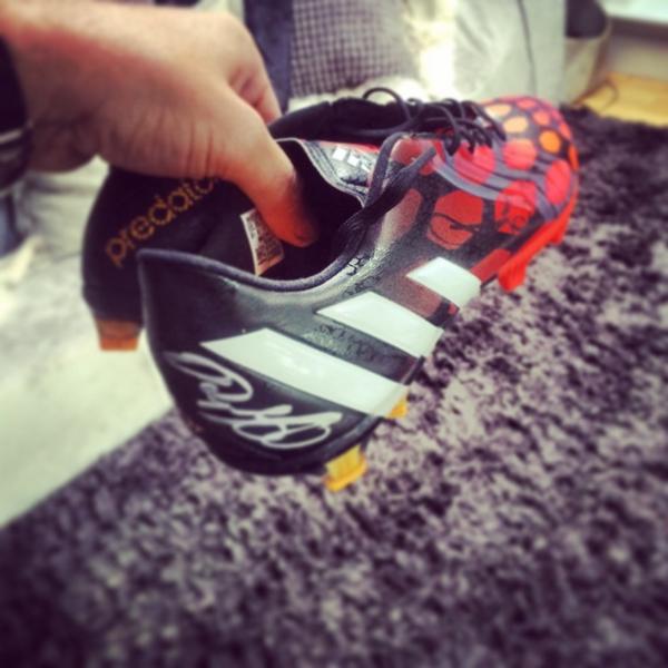 RobbieSavage8's tweet photo. Still time #robbiegiveaway follow @KitbagUK and I'll pick 1 of you ! Giggsy/scholsey signed http://t.co/HlW4xnPkSJ