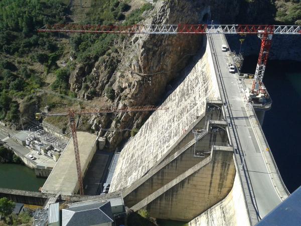 Instalada la 2ª #gruatorre #towercranes LINDEN COMANSA en la Presa de Barcena León.