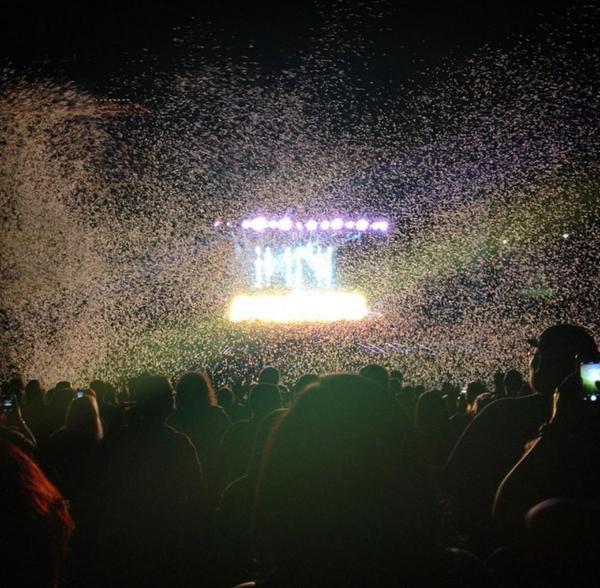 ParamoreAsian's tweet image. New photo: Paramore's stage in Albuquerque seen from the lawn. (Credit adrieee_g on IG) #MONUMENTOUR