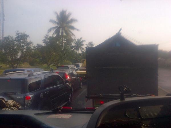 vian78's tweet photo. @NTMCLantasPolri @RadioElshinta Lalin dri jatisari. Krawang menju simpng jomin pdat meryap, arh sebliknya rmai lncar. http://t.co/2hC2oQf0f4
