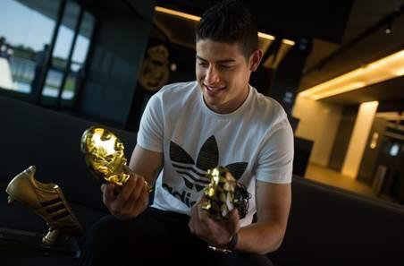 Footballogue's tweet photo. [#CM2014] Dans le cadre de la remise du Golden Boot à James, @adidasFR lui a remis une paire de F50 customisée ! http://t.co/fsbZ7kNsgd