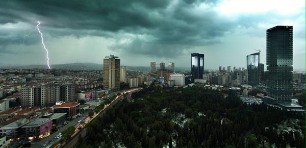 FRonsholt's tweet photo. One more shot from yesterday's thunderstorm in Istanbul. http://t.co/QSTztVoLlr