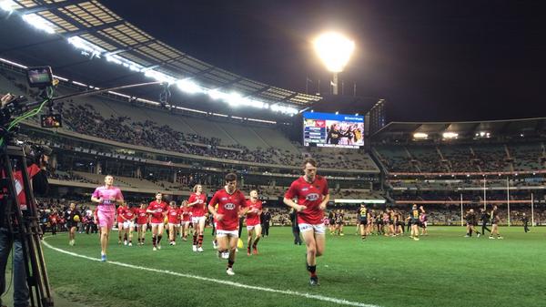 essendonfc's tweet photo. All warmed up and ready to go. 10 minutes to go! #AFLTigersDons http://t.co/VPEUlACTEM