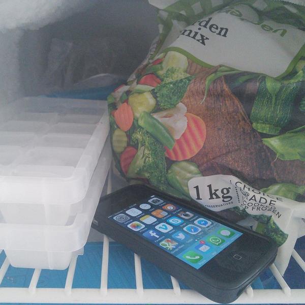 C_DENSLOW's tweet photo. iOS update require a freezer for working wifi on 4s. Not sure what Apple is getting at here. Cc @tim_cook @AppStore http://t.co/oTUY7XEbAG