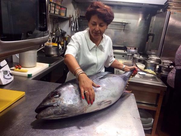 MesonLeandro's tweet photo. Nuestra magnifica cocinera Pilar con un atún un tanto pequeño! http://t.co/viJ7ZMDsTV