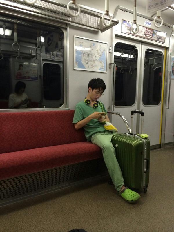 mendeleviums's tweet photo. 全身緑一色の人おった http://t.co/uyiOzgdGPZ