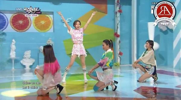 seulgisjoy's tweet photo. they all have to wear giant heels except joy hahahaha aw http://t.co/j3NCcdiObC
