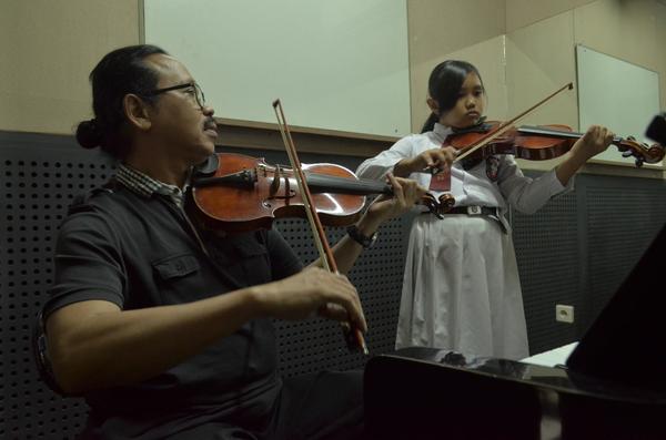 infonitascom's tweet photo. @Depok_Kepo Sekolah Musik KITA Anak Negeri, Musik Membentuk Intelegensia Anak http://t.co/ULRxa8xRB9  @lpm_KITA http://t.co/cFNcZdQTVp