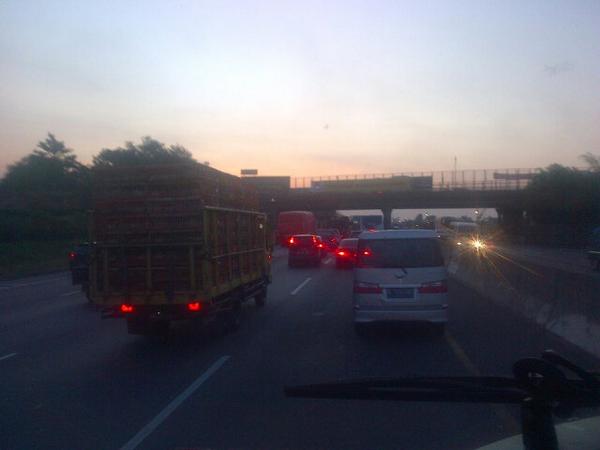 vian78's tweet photo. @RadioElshinta @NTMCLantasPolri  Tol dri cikarang barat menuju Cibitung merayap, arah sebaliknya lancar. http://t.co/uTQuDAoRs5