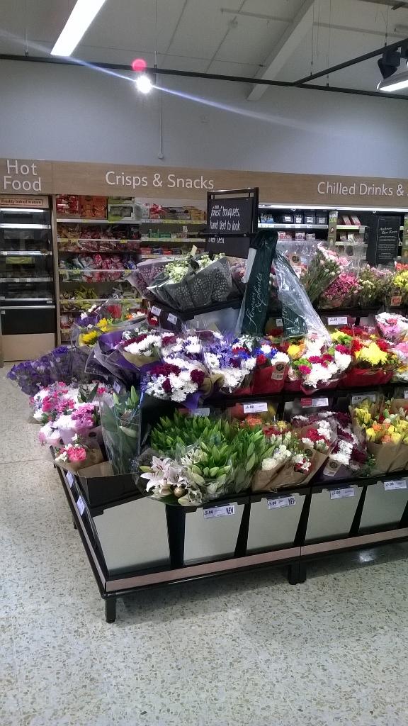 JohnnyMantle3's tweet photo. Flowers look so much better on the new stand.Werrington looking excellent today. http://t.co/4hROZPzD0y