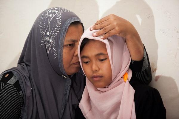 AmeliaArenas_'s tweet photo. RT .@elperiodico: Una pareja indonesia encuentra a su hija 10 años después del tsunami http://t.co/bT79PfFAvf #Aceh http://t.co/Sl409eyjAg