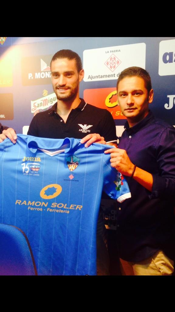luisdelacarla's tweet photo. Presentación oficial de @salva_chamorro con el @Lleida_Esportiu . Mucha suerte en este nuevo proyecto. http://t.co/NtIw63xqut