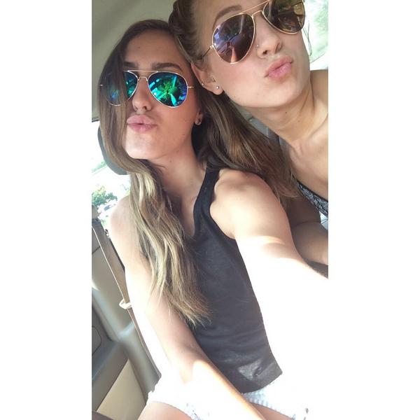 EmWaterhousee's tweet photo. Beach with the beautiful @maddyledwezz ☀️💕 http://t.co/6hkUxFi9P6