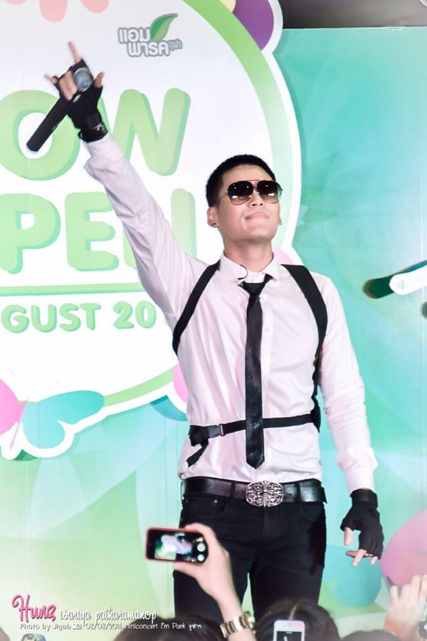 jigabphoto's tweet photo. [Pic] @Hunz_IPH - Miniconcert @ I'm Park จุฬาฯ http://t.co/7NLcXk6FT0 ❤️😋 http://t.co/NNGyFtEjcx