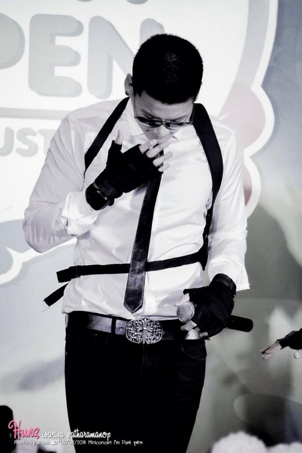 jigabphoto's tweet photo. [Pic] @Hunz_IPH - Miniconcert @ I'm Park จุฬาฯ http://t.co/7NLcXk6FT0 ❤️😋 http://t.co/NNGyFtEjcx