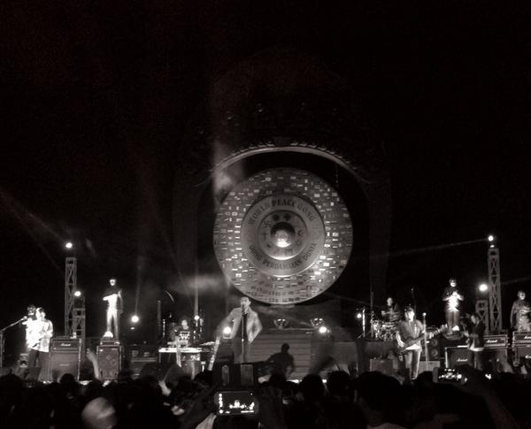 Tetap semangat nih anak2 <a href="/smapan_update/">SMAN 8 Denpasar</a> with nidji biarpun hujan melanda, seruuu bgt