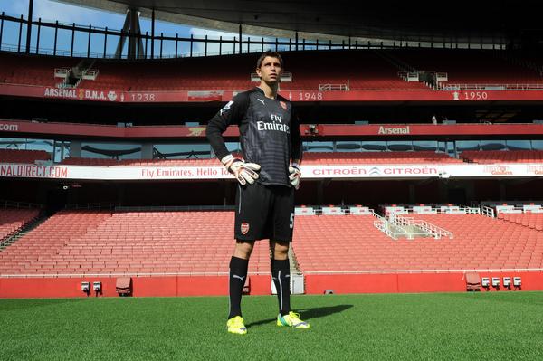 EMILIANO MARTÍNEZ - El portero argentino posa en el Emirates Stadium