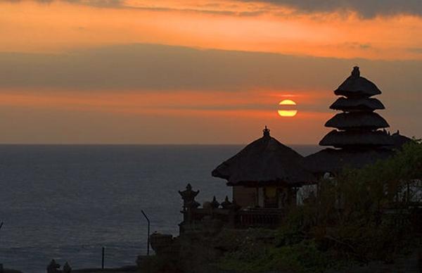 Chdesia's tweet photo. There is something about sunset on the beach.... our next stopover #me#him#Bali http://t.co/9a5dX4J1CY