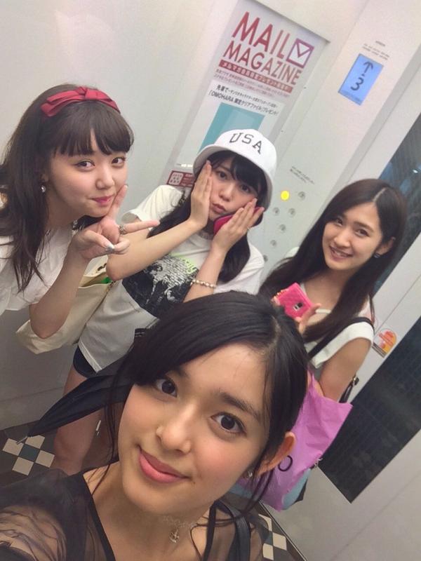 江野沢愛美 Pa Twitter で 昔の写真見て笑ってた 笑 かえぴょんは前よりすっごく大人っぽくなって くるみんは前も可愛かったけどもっともっと可愛くなったよね って 愛美は前髪は短いのがいいねって言われてほのは 変わってないね って 笑 どうどう