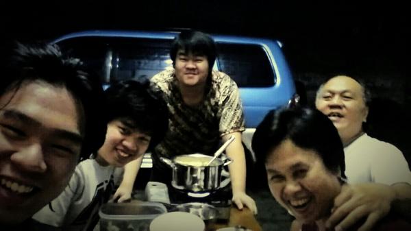 imanueljeff's tweet photo. Makan brg keluarga sblm pd pisah kuliah k kota masing2!!! :') http://t.co/nHFjuxkJ4h