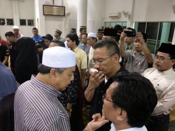 HishammuddinH2O's tweet photo. Takziah dato Zahid sekeluarga “@parliewalla360: H2O menziarahi jenazah ayahanda kepada DS @Zahid_Hamidi . http://t.co/naerpnLp9G”
