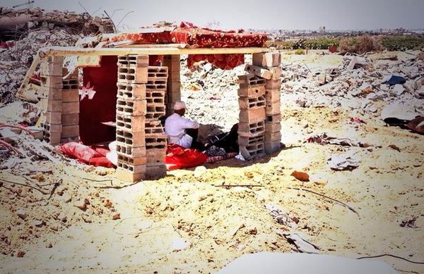AsemAlnabeh's tweet photo. من أروع صور الصمود في #غزة!
جمع ما تبقى من ركام منزله وبنى غرفة صغيرة، كأنه يقول: "هنا باقون، هنا صامدون، هنا ثابتون" http://t.co/h6PMlJyf79