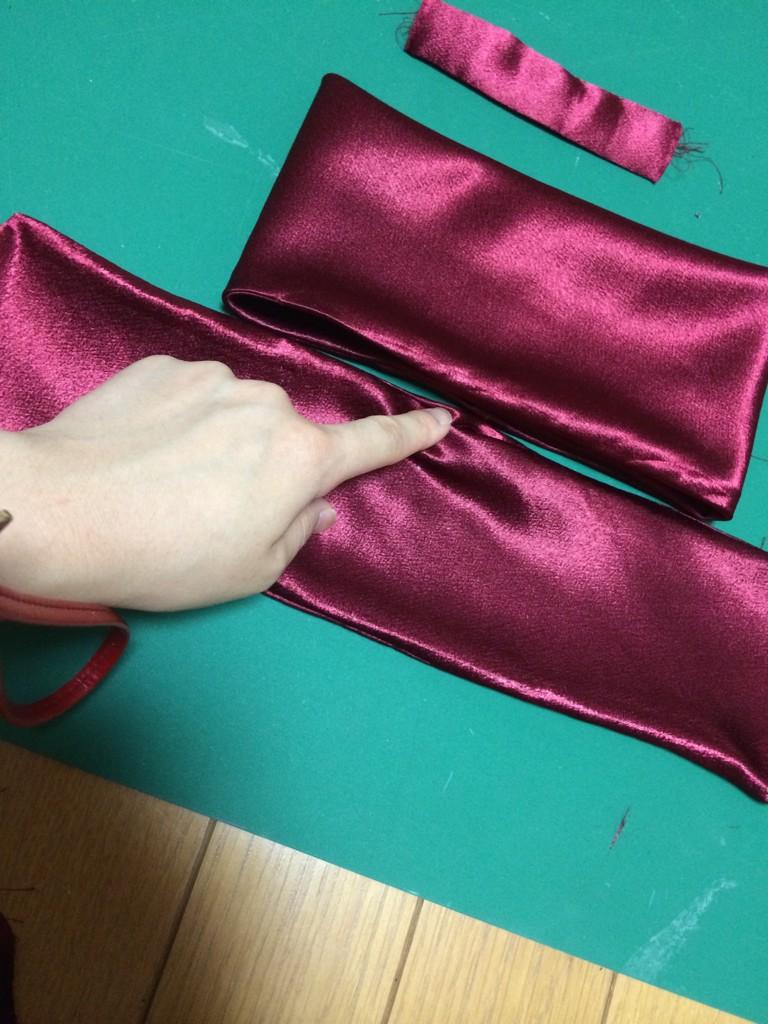 かっぱ ぴなふぉあ制服のリボンの作り方 パーツが揃いました あとは合体させるだけです 返し口がある方を突き合わせにします ヒダを畳みます 本物のリボンの畳み方が3つヒダなのでそうしてます 仮止め用に和採用の長いまち針が便利 Http