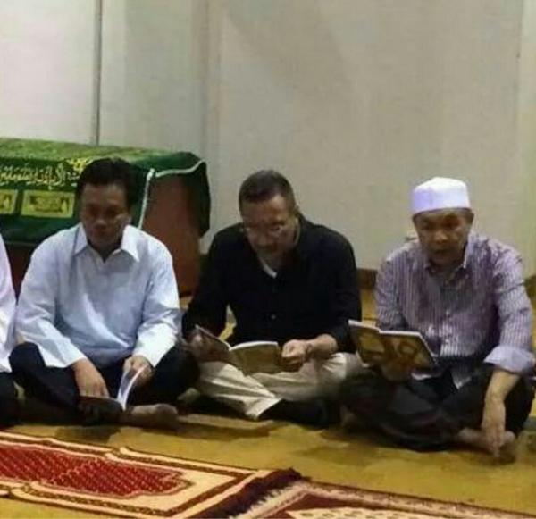HishammuddinH2O's tweet photo. Tiga sekawan pada masa senang dan susah @Zahid_Hamidi @mohdshafieapdal http://t.co/hxiXW9vM0p