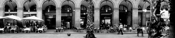 Bcn_CiutatVella's tweet photo. L'Ass. d'Amics de la pl. Reial convoca la 2a ed. del concurs @llumsdenadal a la plaça Reial http://t.co/ptsZL8FFzj http://t.co/L6p02qviYX