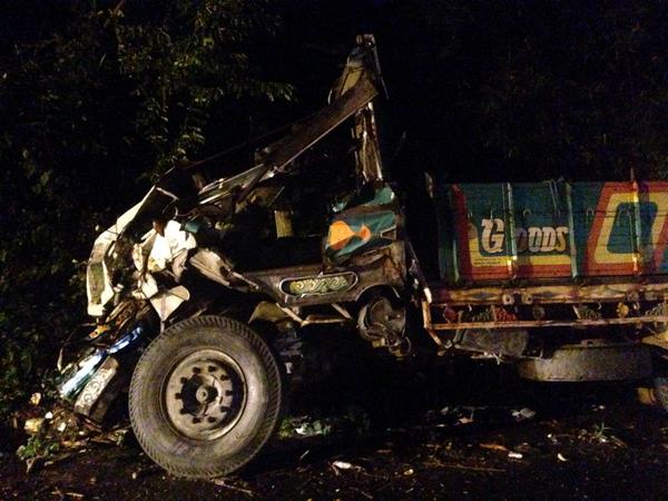 RickshawRaider's tweet image. "Sorry I'm late - my cab was crushed by a boulder." #indiaproblems