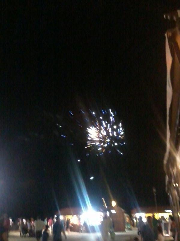 MejorPlaya's tweet photo. Fuegos artificiales en el paseo maritimo de caño de guerrero #estapasando http://t.co/qCG67T3oua