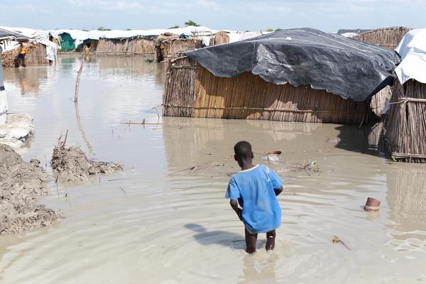 MSF's tweet photo. #SouthSudan: Living conditions an affront to human dignity in #Bentiu camp http://t.co/kKUCBvS286 http://t.co/oKgsCy3GK5