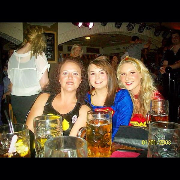 Such a good night !! 🎤👯🍻 <a href="/HannahG862/">Hannah Ryszkowski</a> <a href="/tozieberry/">Victoria Berry</a> #bierkeller #leeds #hendo