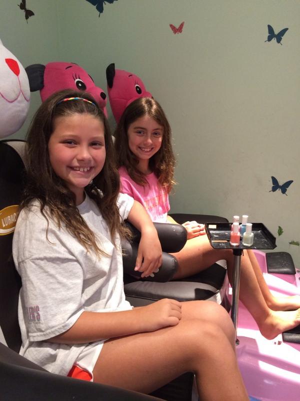 emmakatwheeler1's tweet image. This is us at the nail salon #nailstar!